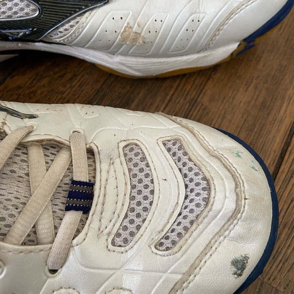 Mizuno Volleyball Shoes woman’s Size 10 - Picture 6 of 8